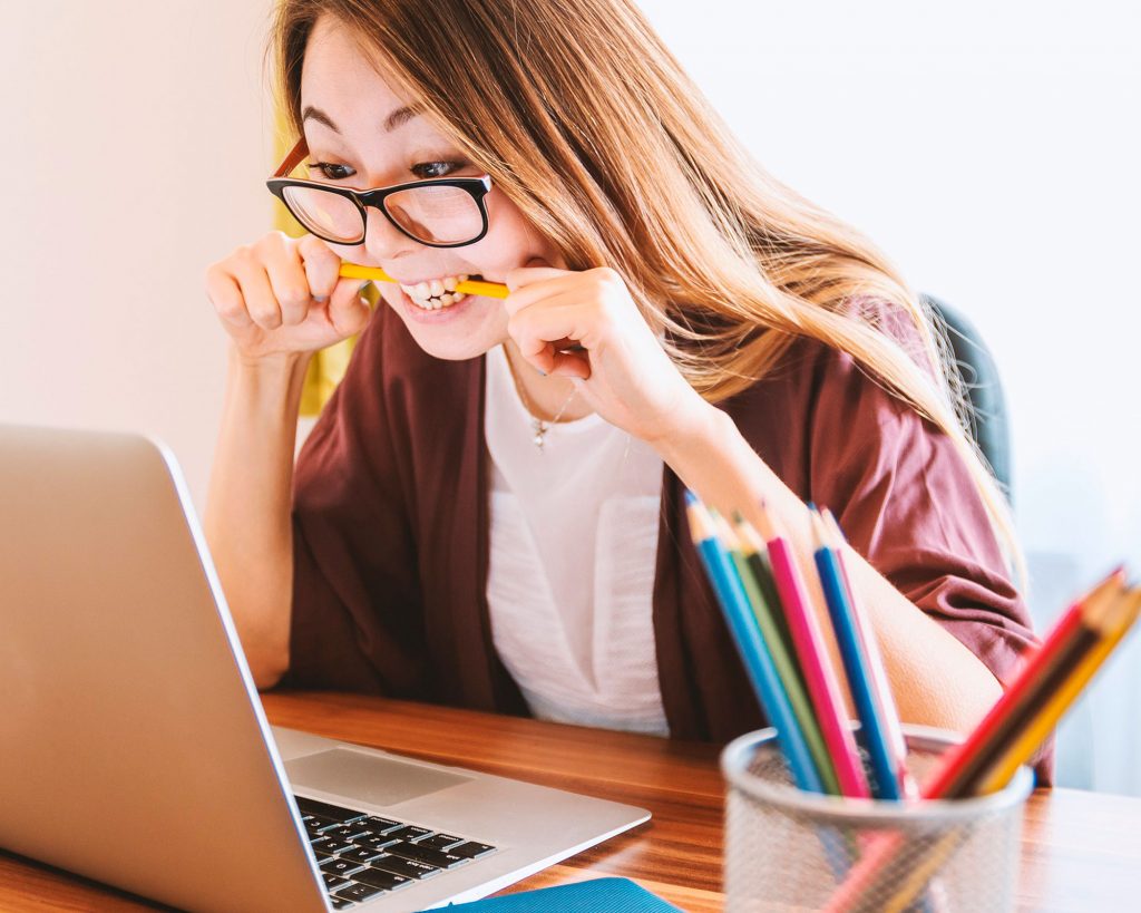 Mujer feliz con computadora