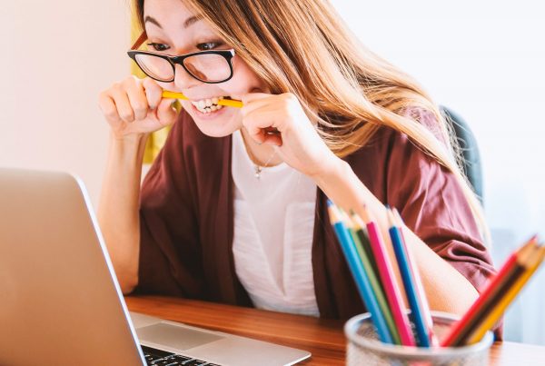 Mujer feliz con computadora